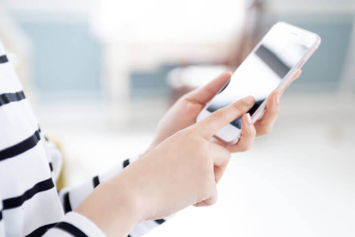 スマートフォンを操作する女性